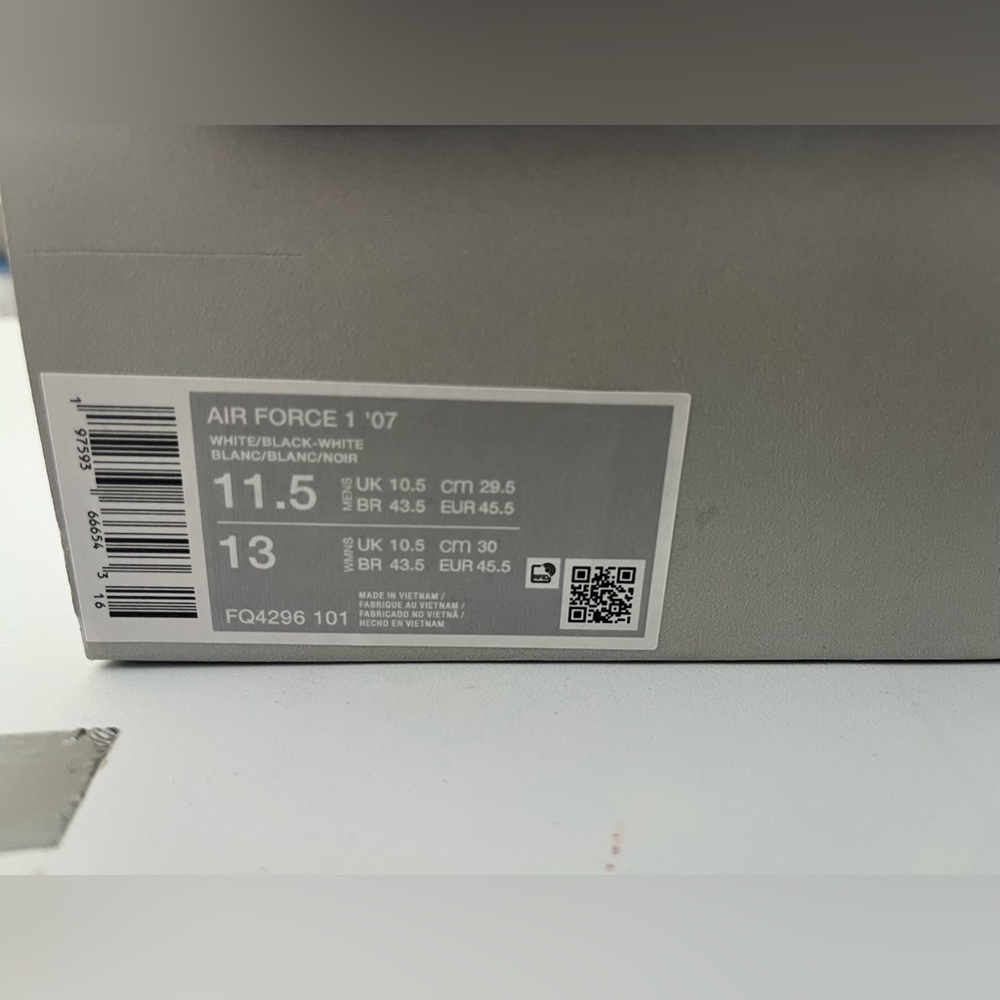Brand new Nike Air Force 1 '07
Men's Shoes never worn size 11.5.